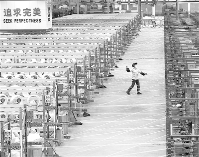 圖為九江巨石集團(tuán)生產(chǎn)線。 本報記者 劉 興攝