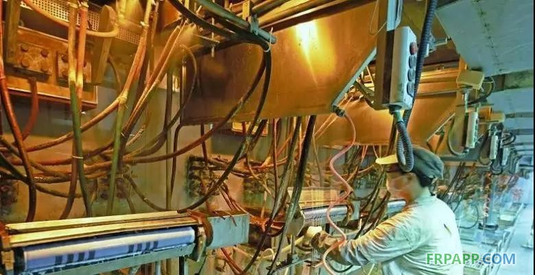 　　近日，由四川富潤企業(yè)重組投資有限責(zé)任公司旗下四川省玻纖集團(tuán)有限公司（簡稱“四川玻纖”）自主研發(fā)，自主投資建設(shè)的全球首個(gè)玄武巖連續(xù)纖維池窯中試項(xiàng)目在四川省德陽市羅江區(qū)成功點(diǎn)火。該項(xiàng)目總投資9000萬元，項(xiàng)目點(diǎn)火運(yùn)行成功后，四川玻纖將成為世界第一家采用池窯方式生產(chǎn)玄武巖纖維的企業(yè)。 　　玄武巖連續(xù)纖維是以天然的火山噴出巖為原料，在1450℃～1500℃熔融后，經(jīng)鉑銠合金漏板高速拉絲而形成的連續(xù)纖維，具有熱傳導(dǎo)系數(shù)低、水泥相容性好、介電系數(shù)高、吸音系數(shù)高、耐溫性佳（-269℃～700℃）、抗氧化、抗輻射、過濾性好、抗壓縮強(qiáng)度和剪切強(qiáng)度高等特點(diǎn)，廣泛運(yùn)用于國防軍工、交通運(yùn)輸、車船制造、電子信息、航空航天等各個(gè)領(lǐng)域，被國家視為戰(zhàn)略性新興產(chǎn)業(yè)，也被四川列為四大高端新型成長型產(chǎn)業(yè)之一。 　　近年來，四川玻纖先后組建13個(gè)實(shí)驗(yàn)室致力于玄武巖纖維研發(fā)，前后攻克玄武巖纖維生產(chǎn)領(lǐng)域數(shù)十個(gè)技術(shù)難題，研發(fā)出一整套池窯生產(chǎn)連續(xù)玄武巖纖維的生產(chǎn)工藝，徹底改變傳統(tǒng)玄武巖纖維生產(chǎn)技術(shù)成本高、產(chǎn)能低、品質(zhì)不穩(wěn)定的問題。目前，該公司已申報(bào)發(fā)明專利8項(xiàng)，實(shí)用新型專利8項(xiàng)，企業(yè)專有技術(shù)11項(xiàng)，深加工后續(xù)專利仍在持續(xù)申報(bào)。